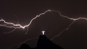 Relâmpagos sobre o Cristo Redentor simbolizam que os inimigos da Igreja não vencerão