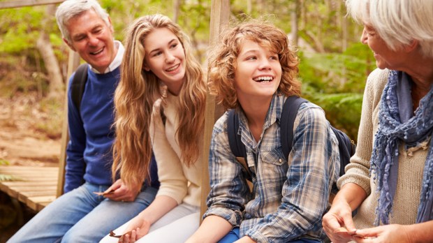 WEB GRANDPARENTS TEENAGERS FOREST SMILE © Monkey Business Images &#8211; Shutterstock