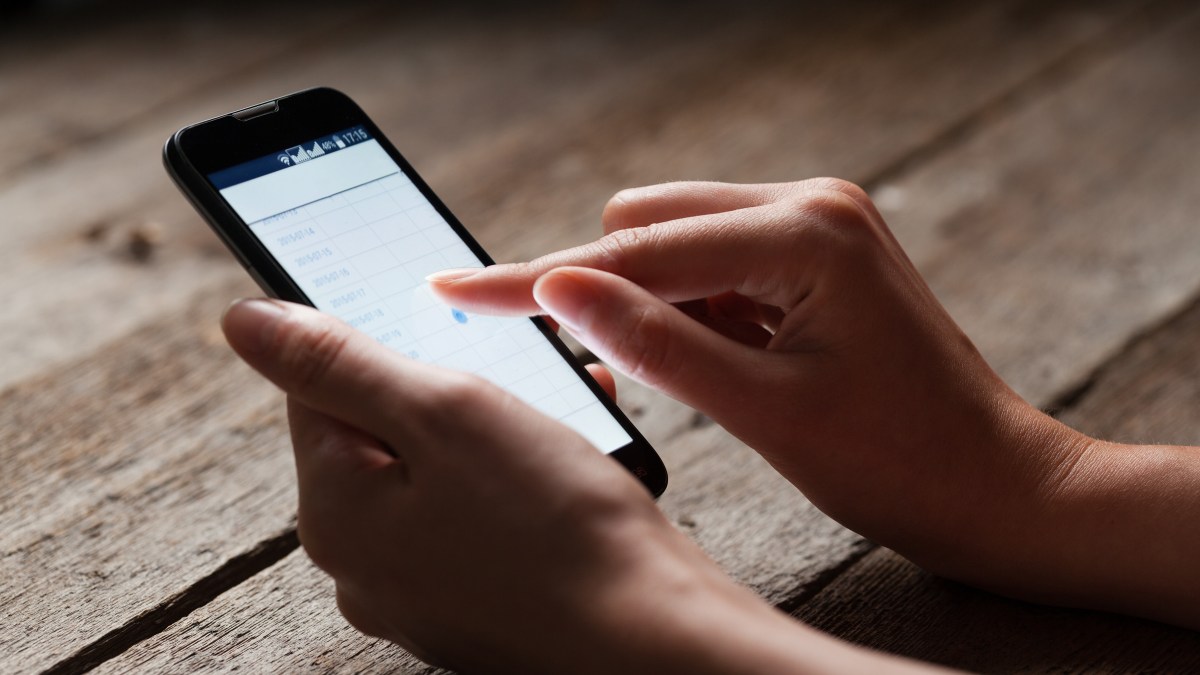 WEB HAND SMARTPHONE LOOK WEB © 4Max Shutterstock
