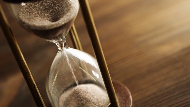 WEB-HOURGLASS-SAND-TIME-Kuzma-Shutterstock_39821629