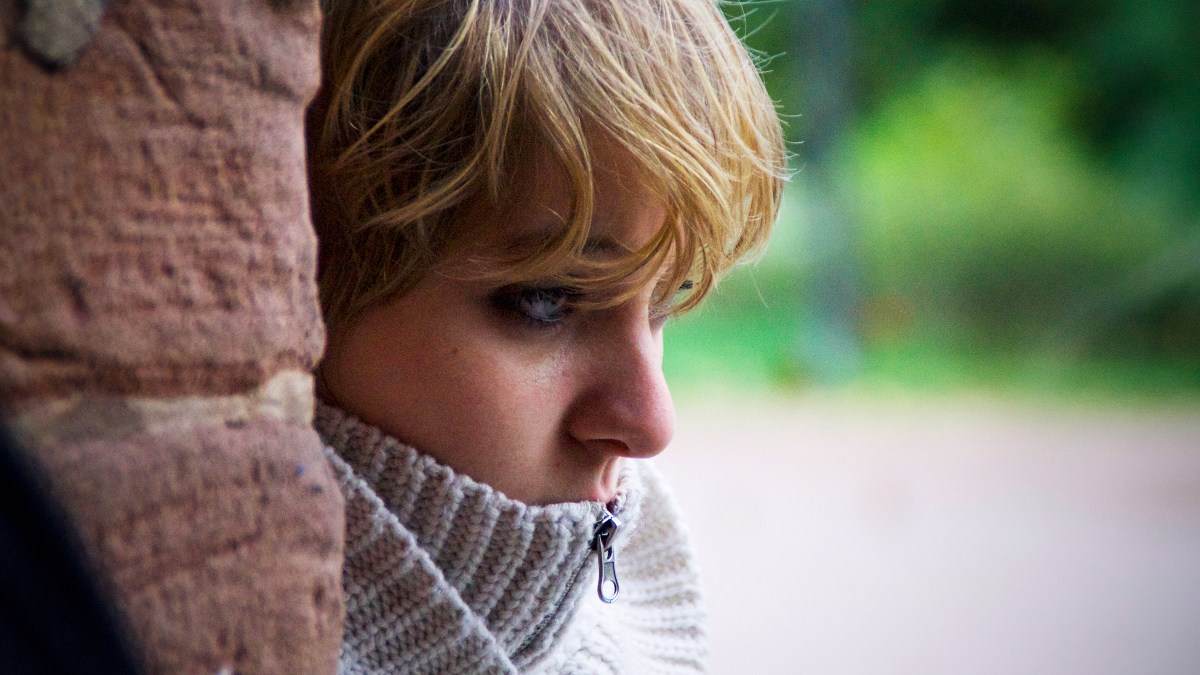 WEB-LONELY-GIRL-ALONE-Maykel-Stone-CC