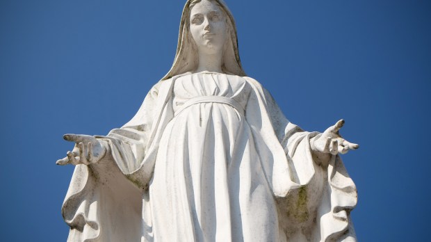 WEB-MARY-BLESSED-MOTHER-STATUE-Zvonimir-Atletic-Shutterstock