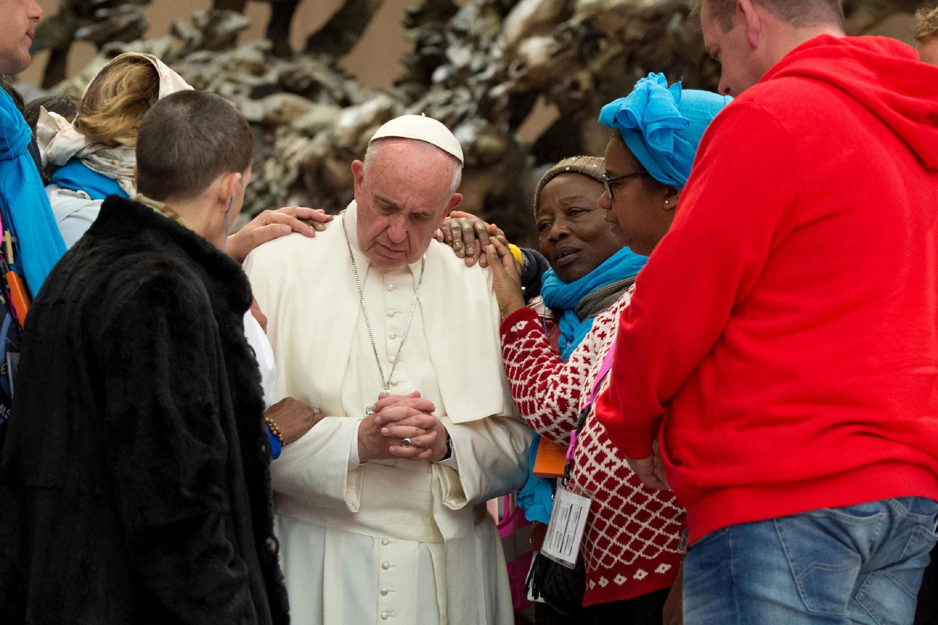 web-pope_and_poor_000_i05v1-losservatore-romano-afp-ho