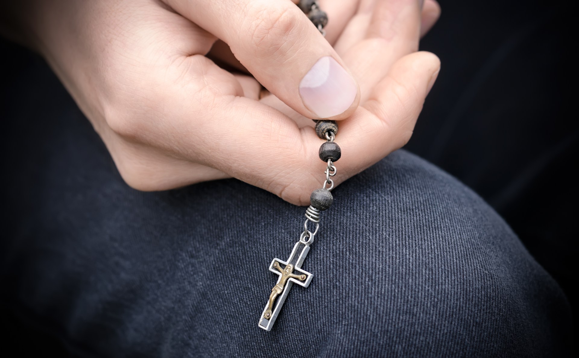 WEB PRAY ROSARY HANDS Nadya Tess:Shutterstock Ai