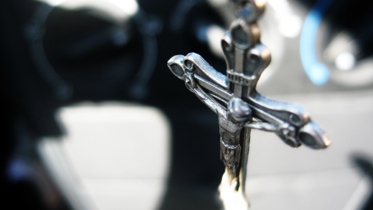 WEB-ROSARY-CROSS-CRUCIFIX-CAR-Tela-Chhe-CC