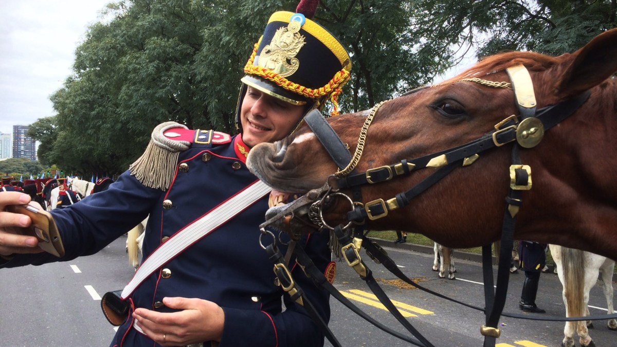 WEB-SELFIE-HORSE-BICENTENNIAL-ARGENTINA