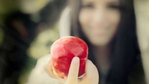 web-temptation-red-apple-shutterstock_150847982-ai