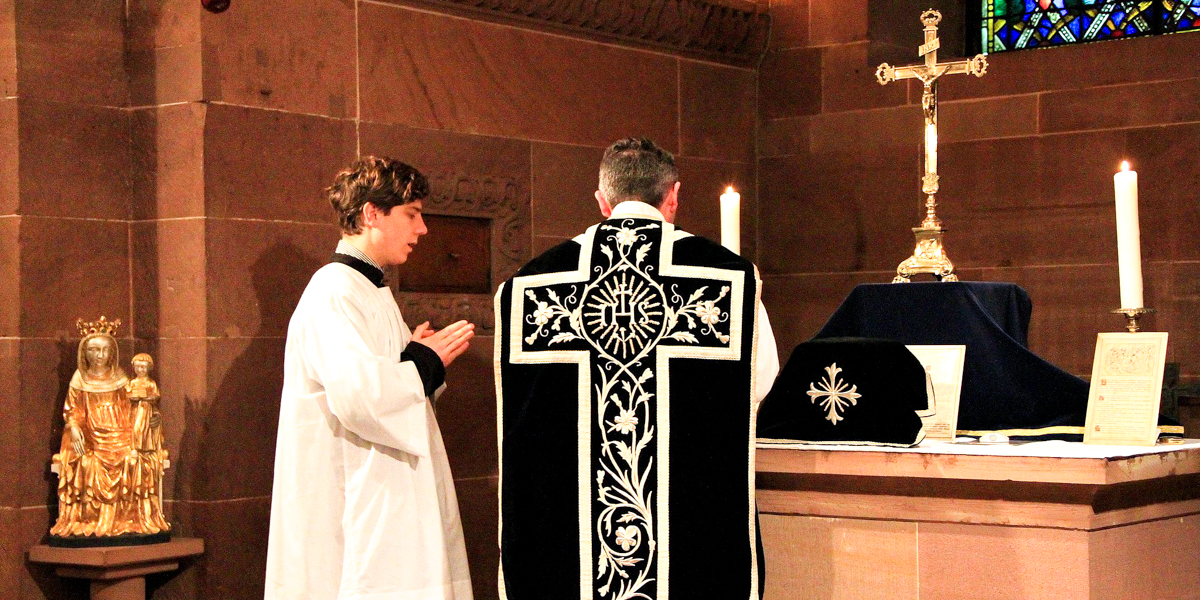 WEB3 MONTHS MIND MASS Claude TRUONG-NGOC CC Strasbourg_crypte_de_la_cathédrale_Notre_Dame_messe_de_Requiem_2013_03