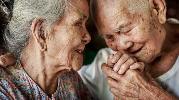 WEB3-PHOTO-OF-THE-DAY-2017-SONY-AWARDS-OLD-COUPLE-Zarni-MyoWin