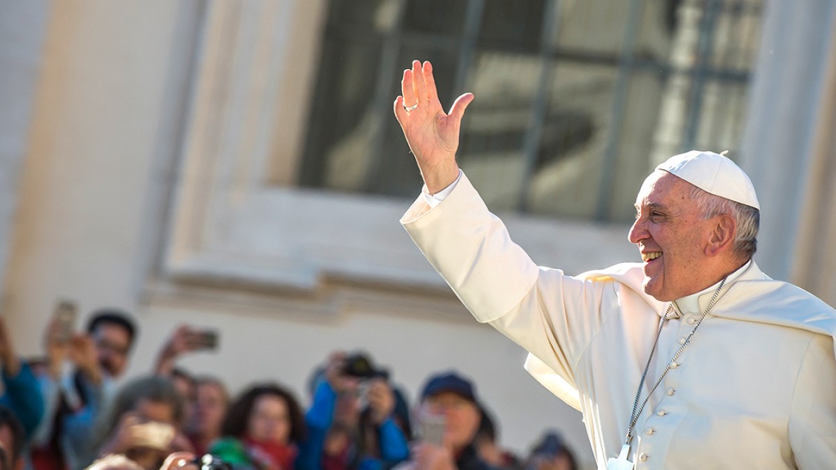 WEB3-POPE-FRANCIS-WAVE-GREET-SMILE-RIGHT-Antoine-Mekary-Aleteia
