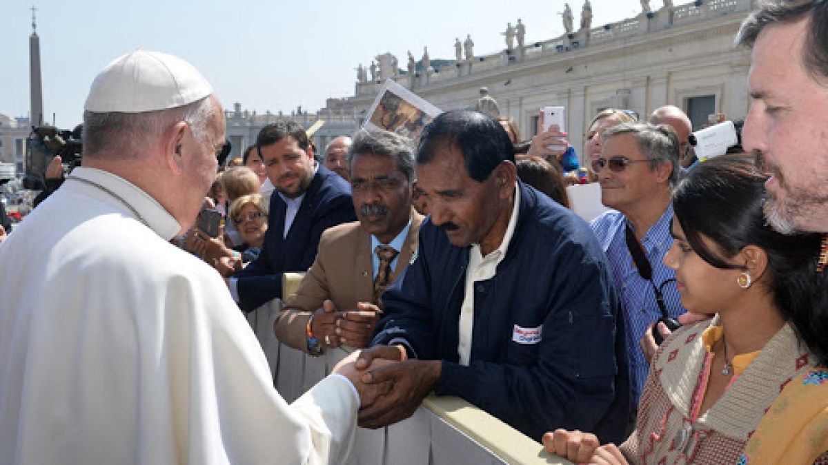 Pope Francis greets husband and one of five children of Asia Bibi – CPP – fr