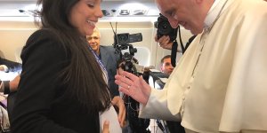 Presentão de Dia das Mães: jornalista brasileira grávida é abençoada pelo papa Francisco