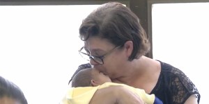 Ela adotou o bebê com microcefalia que a mãe biológica rejeitou
