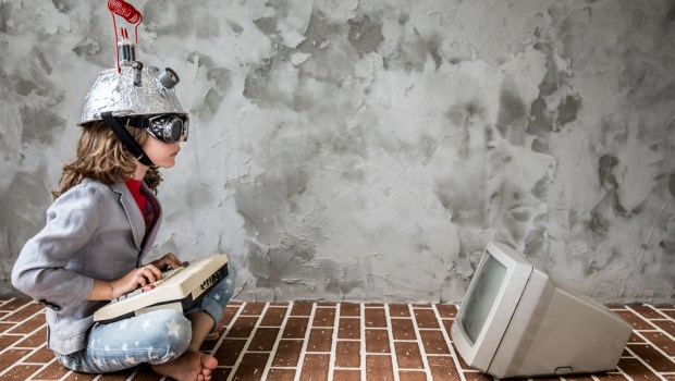 jovem no computador