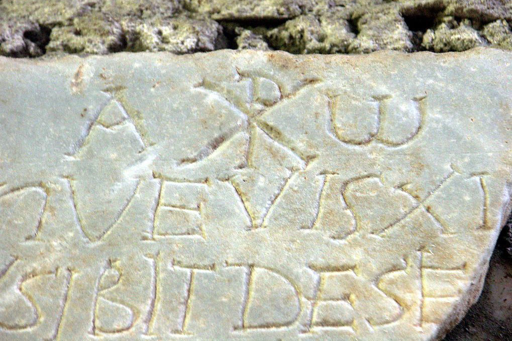 web-catacomb-rome-domitilla-katakomben_steintafel_mit_inschrift_alpha_und_omega_und_christussymbol_chi_rho-dnalor-01-cc