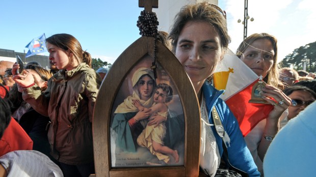 12 mai 2017 : Pélerins à Fatima attendant le pape