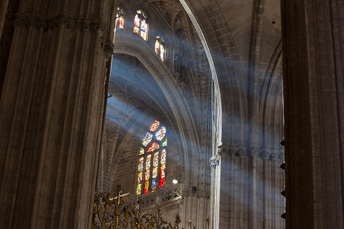 WEB-STAINED GLASS-CATHEDRAL-SPAIN-SEVILLA-shutterstock_436835788-dvoevnore-AI