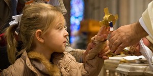 Um breve guia sobre como venerar a relíquia de um santo