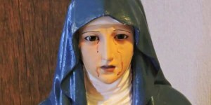 Nossa Senhora que chora, hóstia que sangra, manto que muda de cor: acreditar?