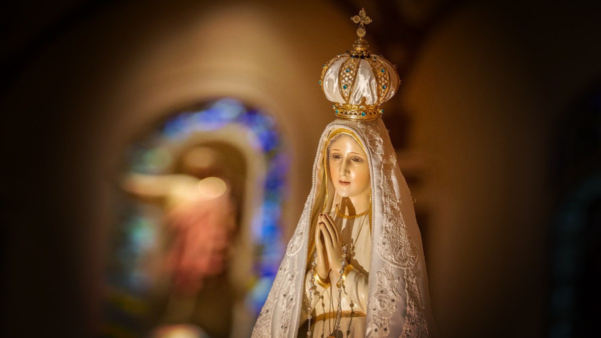 WEB3 OUR LADY OF FATIMA PILGRM STATUE STATUE CHURCH STAINED GLASS BLESSED VIRGIN Dennis Callahan Photos CC