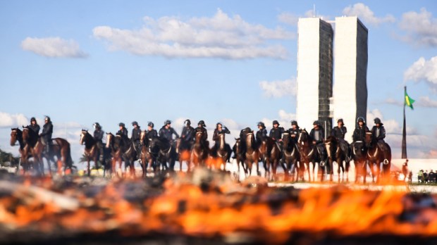 WEB3-POLICE-TEMER-BRAZIL-PROTEST-FIRE-Marcelo Camargo-Agência Brasil-CC