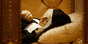 Hoje celebramos Santa Bernadette, a menina que viu Nossa Senhora de Lourdes