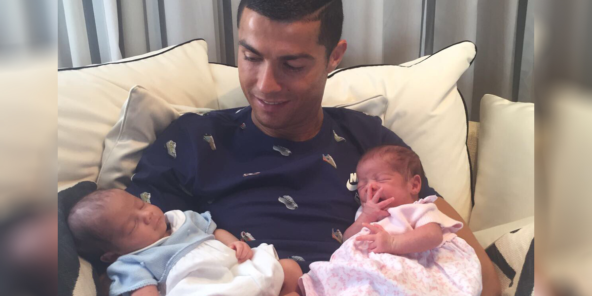 WEB – Cristiano Ronaldo and his newborn twins