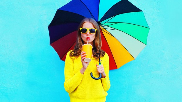 WEB-WOMAN-COLORS-UMBRELLA-DRINK-JUICE-shutterstock_489784654-By Rohappy-AI