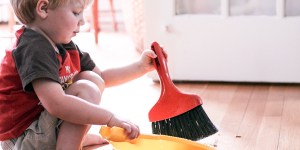 Uma forma de ensinar os filhos a ajudar em casa sem reclamar
