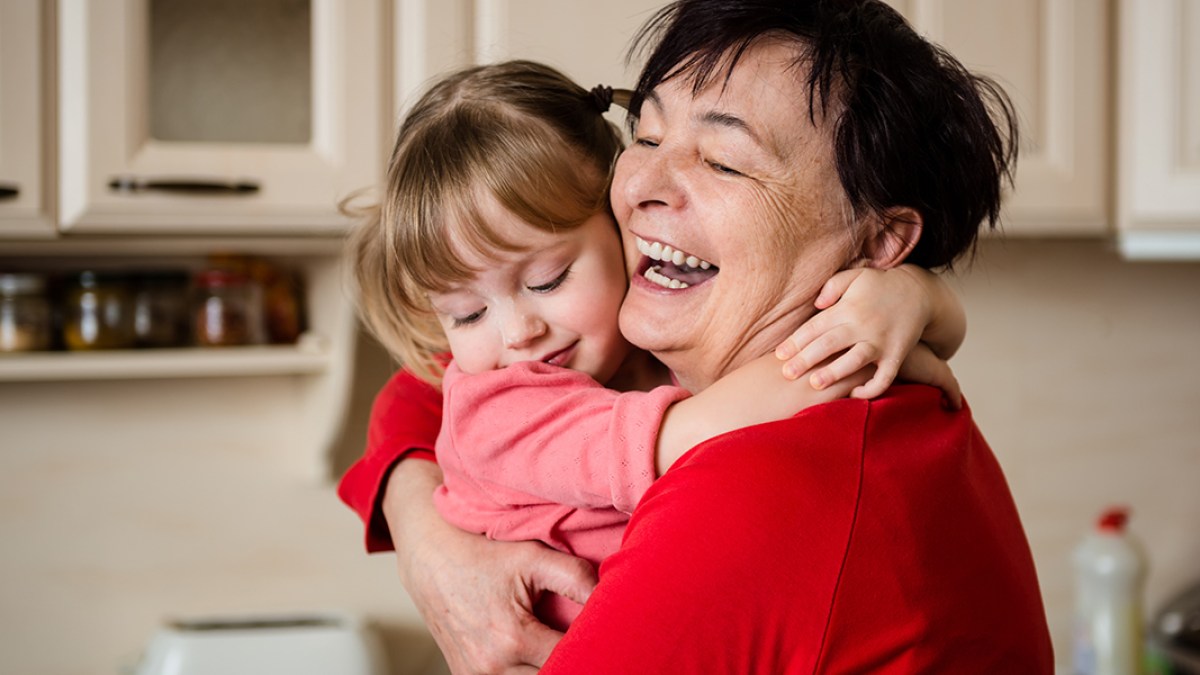 WEB3-GRANDMA-GRANDPARENT-CHILD-GRANDCHILD-KITCHEN-Shutterstock