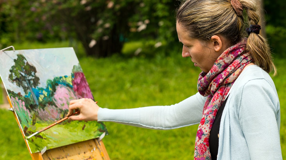 WEB3-MIDDLE-AGED-WOMAN-ARTIST-PAINTING-ART-Shutterstock
