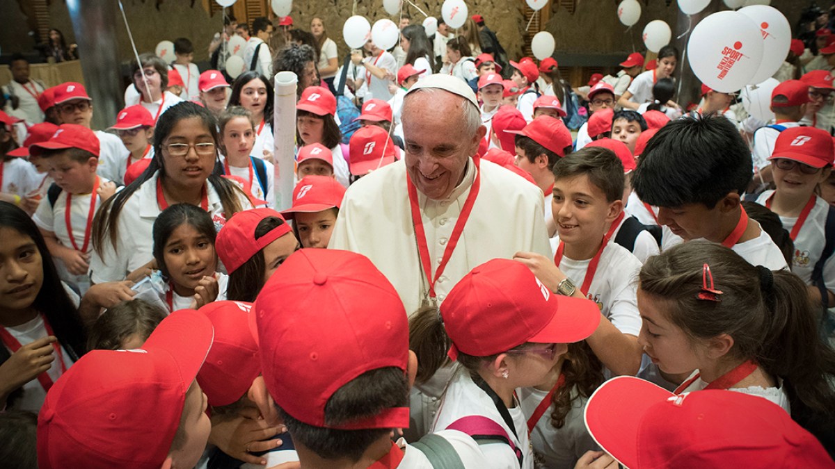 WEB3-PHOTO-OF-THE-DAY-POPE-FRANCIS-CHILDREN-QUAKE-000_P80HG-Osservatore-Romano-AFP