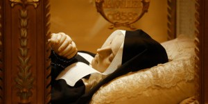 Corpo incorrupto de Santa Bernadette: o que os médicos disseram ao vê-lo