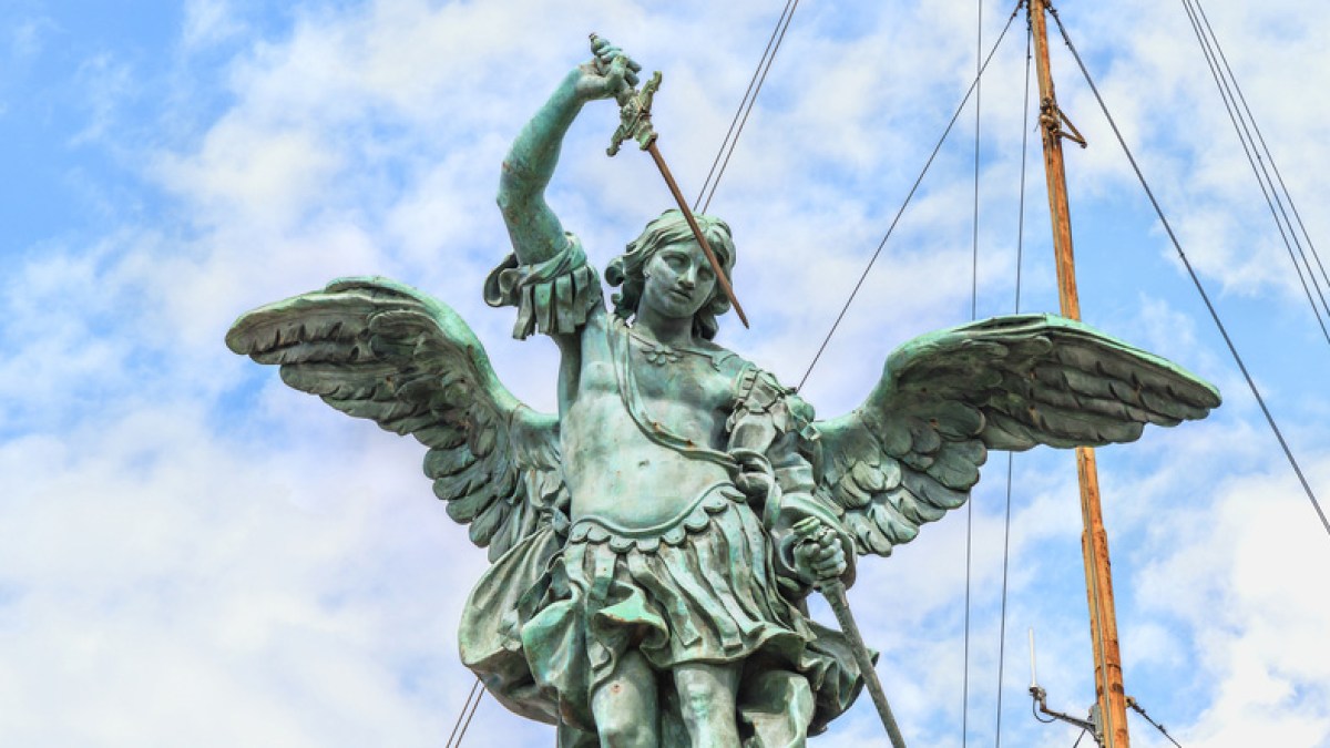 WEB3-SAINT-MICHAEL-STATUE-BRONZE-ARCHANGEL-shutterstock_443422468-Di Luxerendering-AI