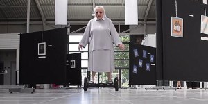 A freira de 77 anos que arrepiou de hover board nas eleições francesas