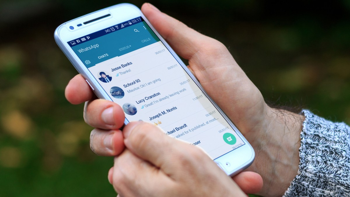 web smartphone hands wjatsapp digital Alejandro Ruhl:Shutterstock