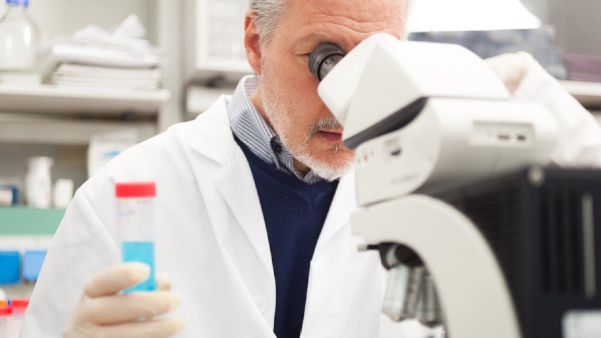WEB3-CANCER-RESEARCH-VACCINE-MICROSCOPE-LAB-shutterstock_393672388-Por Minerva Studio-AI