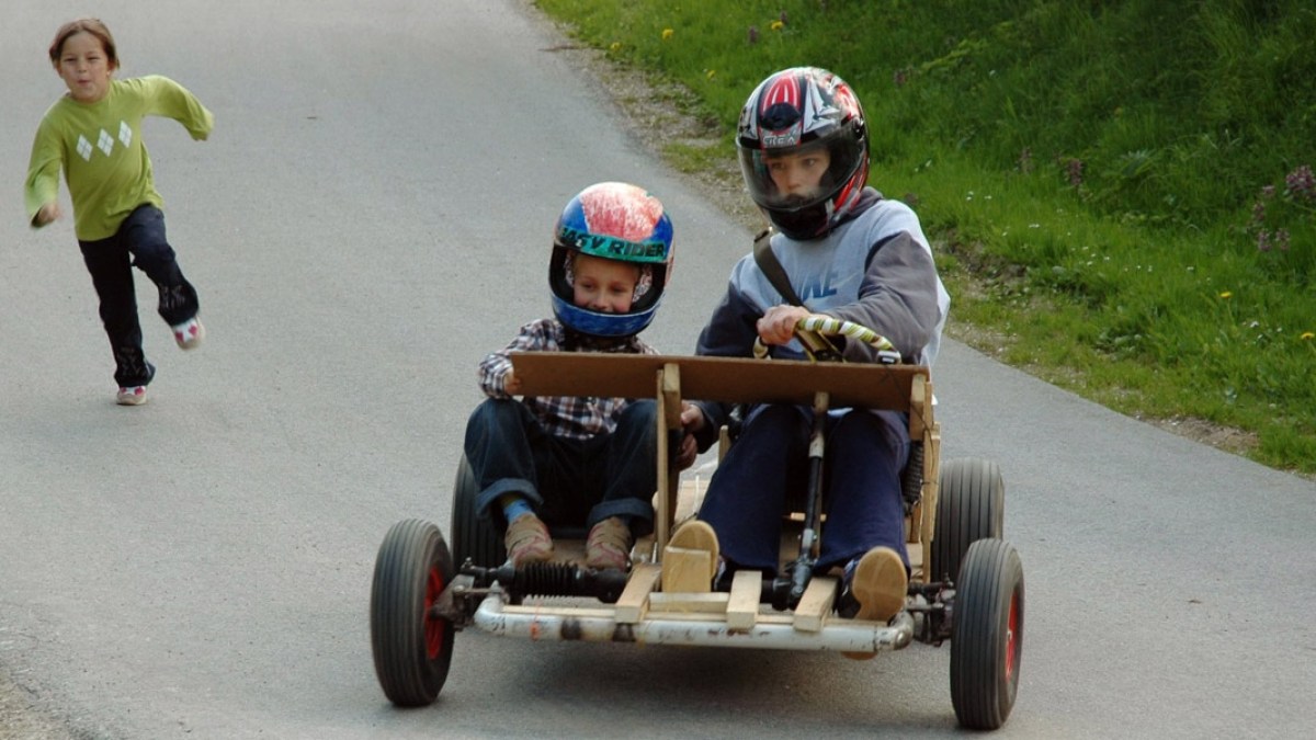 WEB3-CHILDREN-PLAYING-FUN-KIDS-STREET-CAR-France Stele