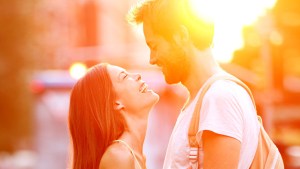 WEB3-LOVE-COUPLE-SUNSET-HAPPY-YOUNG-shutterstock_157503038-Maridav-AI