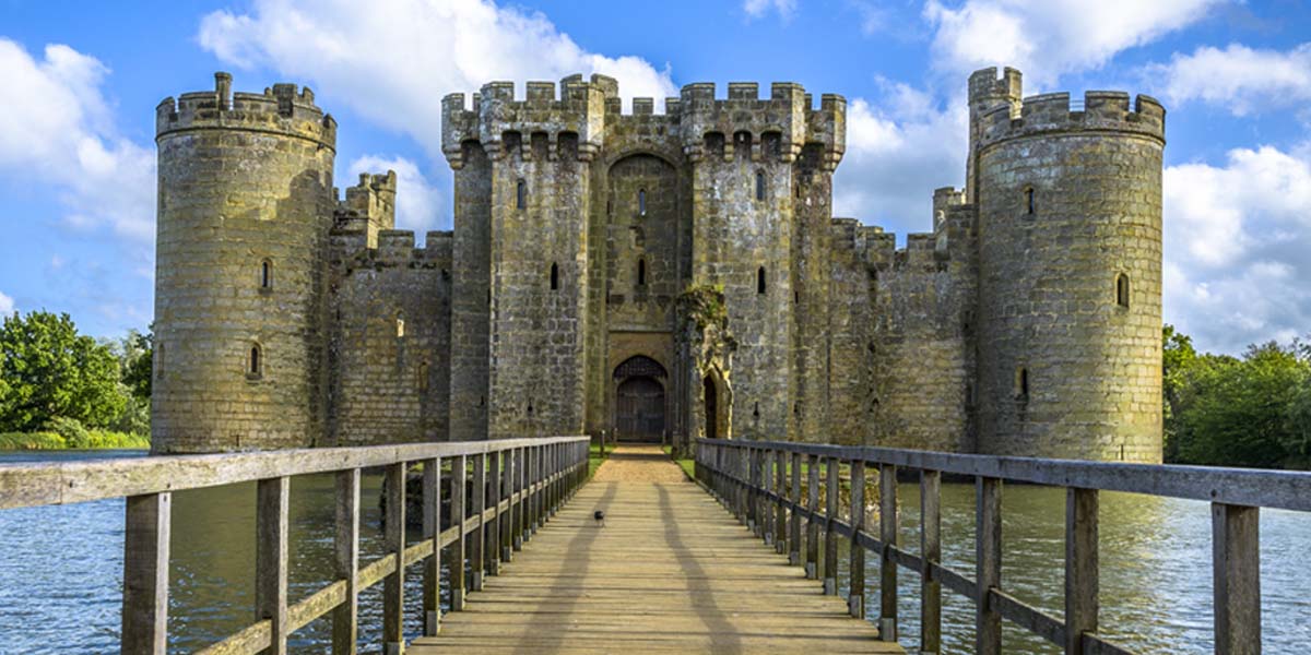 WEB3 MEDIEVAL CASTLE ENGLAND UK GREAT BRITAIN ROYALTY Shutterstock