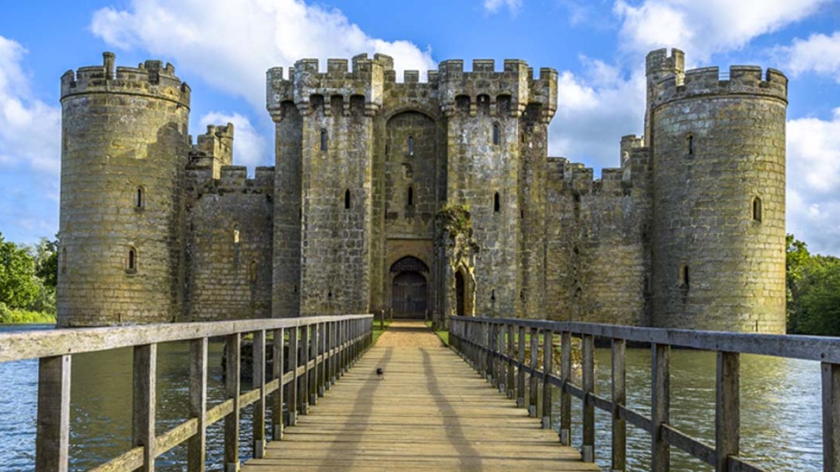 WEB3 MEDIEVAL CASTLE ENGLAND UK GREAT BRITAIN ROYALTY Shutterstock