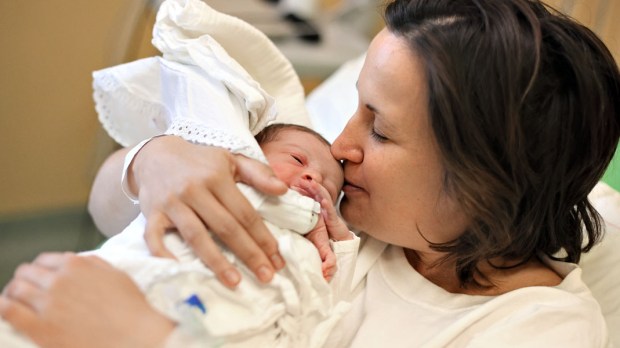 WEB3 MOM NEWBORN BABY BIRTH HOSPITAL WOMAN KISS Shutterstock