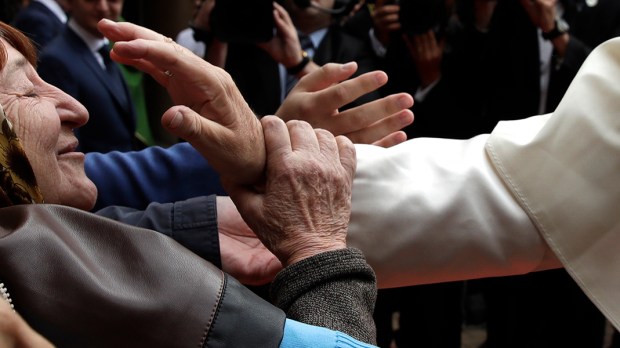 WEB3-PHOTO-OF-THE-DAY-POPE-FRANCIS-HAND-WOMAN-AP_16276297929139-Alessandra-Taratino-AP-Photo