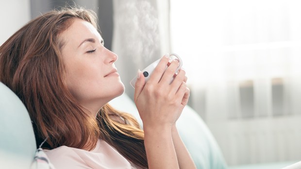WEB3-WOMAN-COFFEE-MUG-MORNING-LAID-BACK-Shutterstock