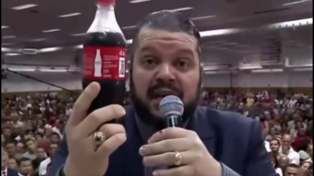 Pastor compara Nossa Senhora com garrafa de Coca Cola