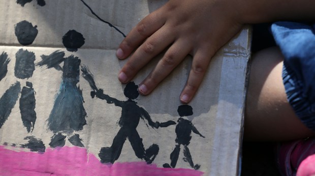 web3-hand-family-draw-imigrant