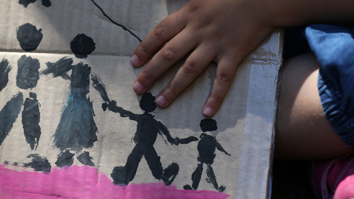 web3-hand-family-draw-imigrant