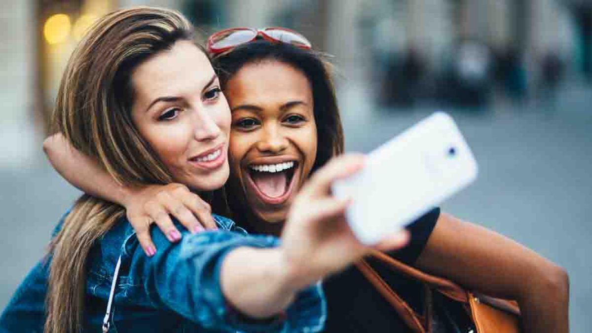 MILLENNIALS,SELFIE