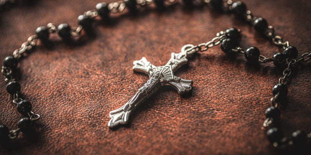 web3-rosary-praying-devotion-ruggiero-scardigno-via-shutterstock_115129918