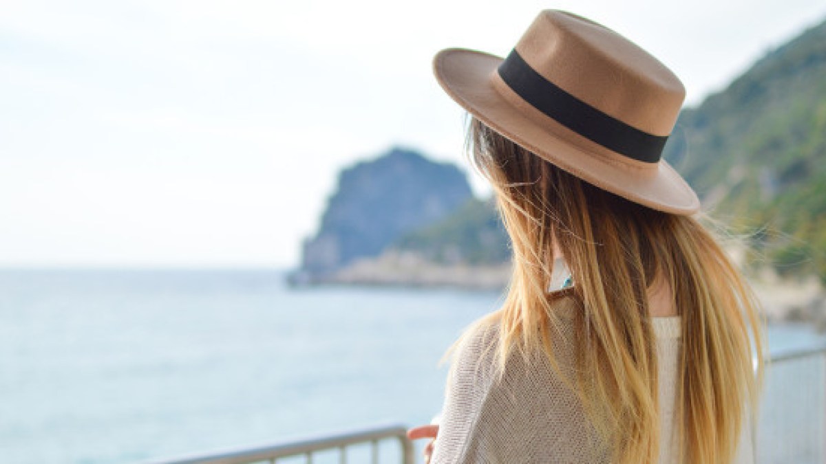 web3-sea-woman-hat-blonde-behind-pete-bellis-unsplash